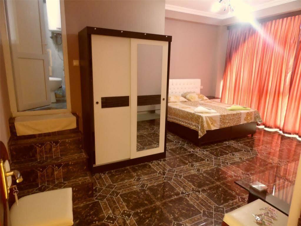 Hotel Eurasia Batumi Exteriör bild